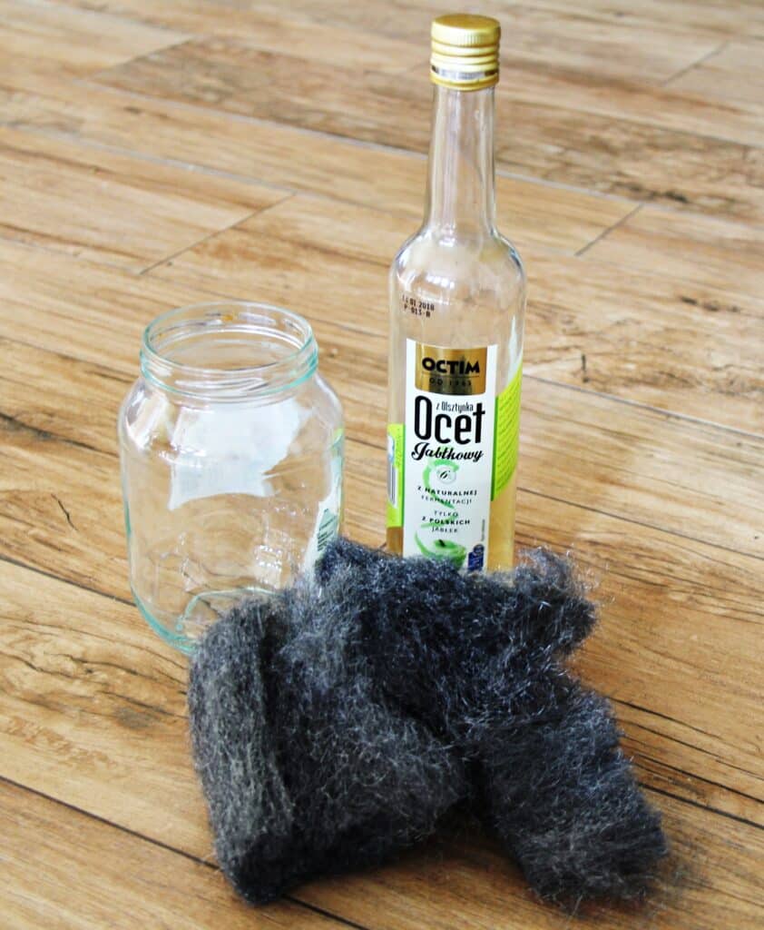 Postarzanie mebli wełną stalową i octem