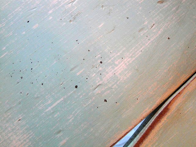 postarzanie mebli skraplanie farbą