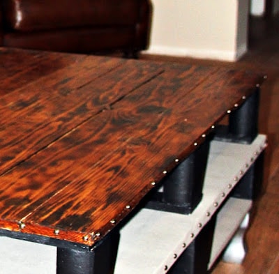 Postarzenie mebli opalanie słojów drewna