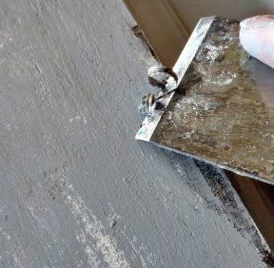 postarzanie mebli skrobanie