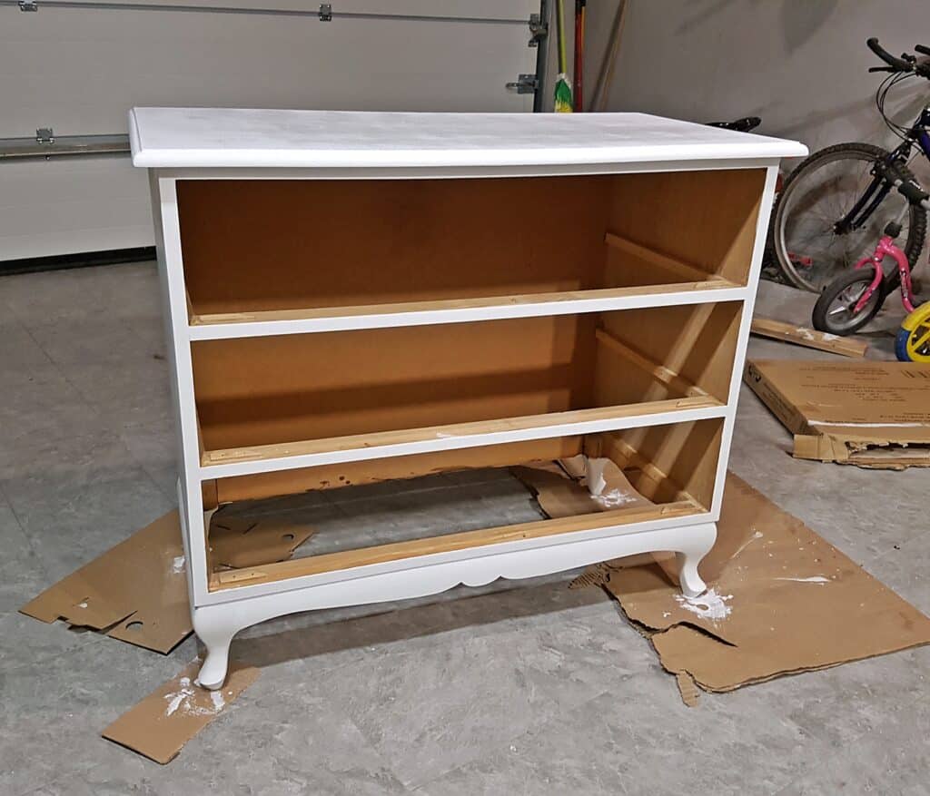 komoda po dwóch warstwach lakieru