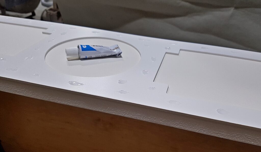 Przyklejanie paneli dekoracyjnych 