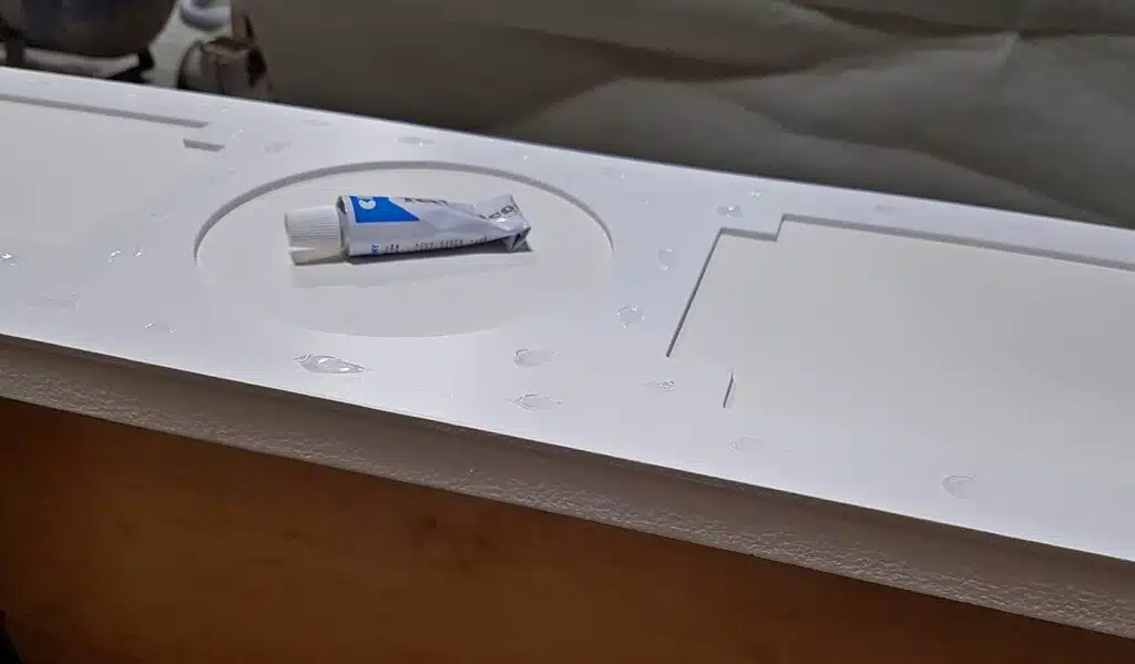 Przyklejanie paneli dekoracyjnych