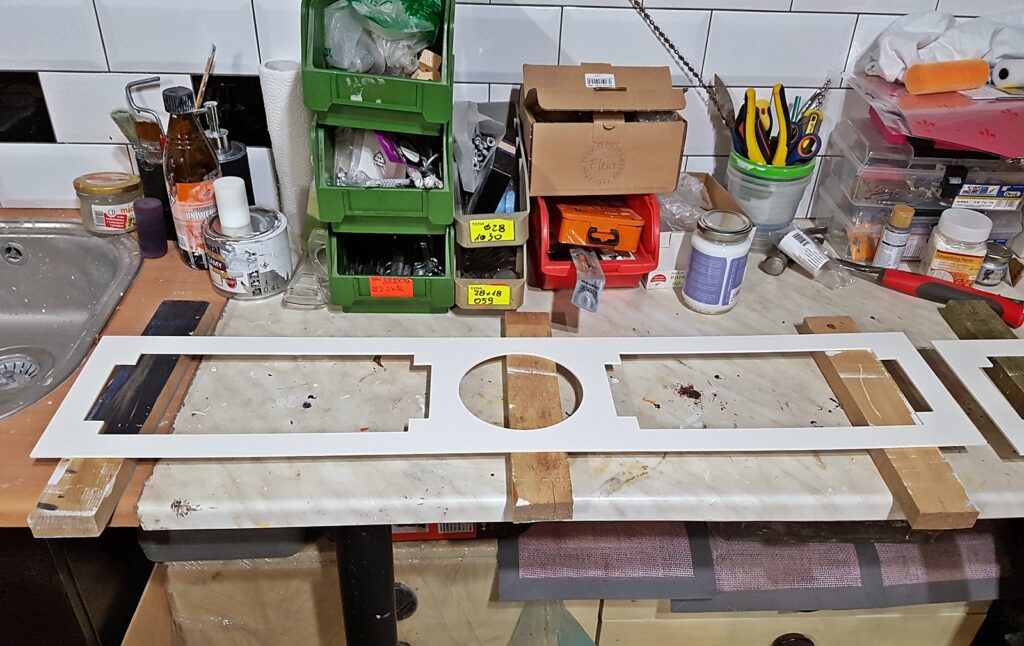 panel w trakcie malowania