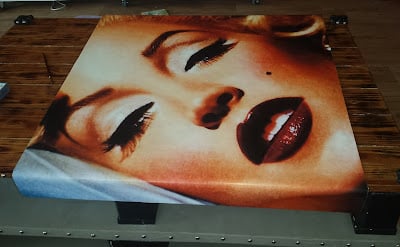 Blat stolika z metalu z wydrukiem Marilyn Monroe - zdjęcie