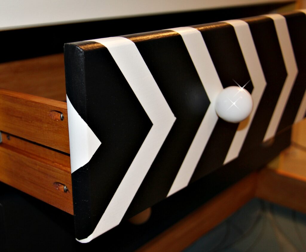 Metamorfoza sosnowej komody - zdjęcie