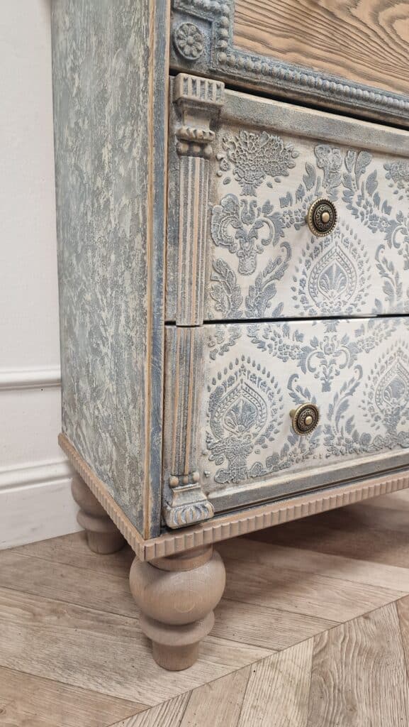 Teksturowany boczny panel komody w stylu French Vintage, ozdobiony techniką postarzania i efektem przetarć.
