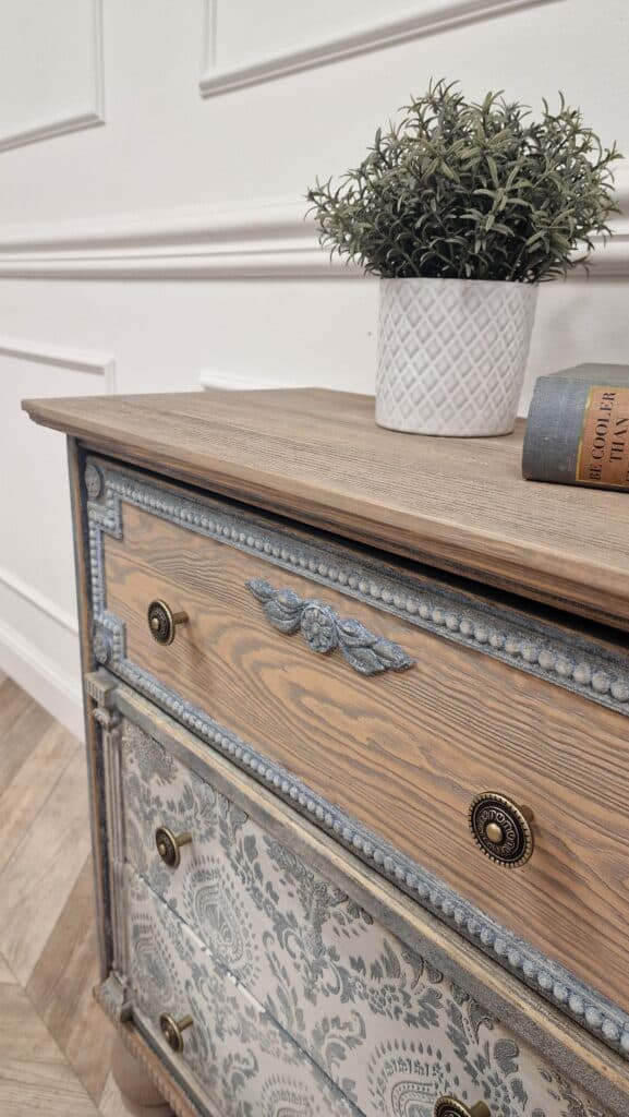 Detal postarzanej powierzchni komody w stylu French Vintage, wykonanej przy użyciu pasty strukturalnej.