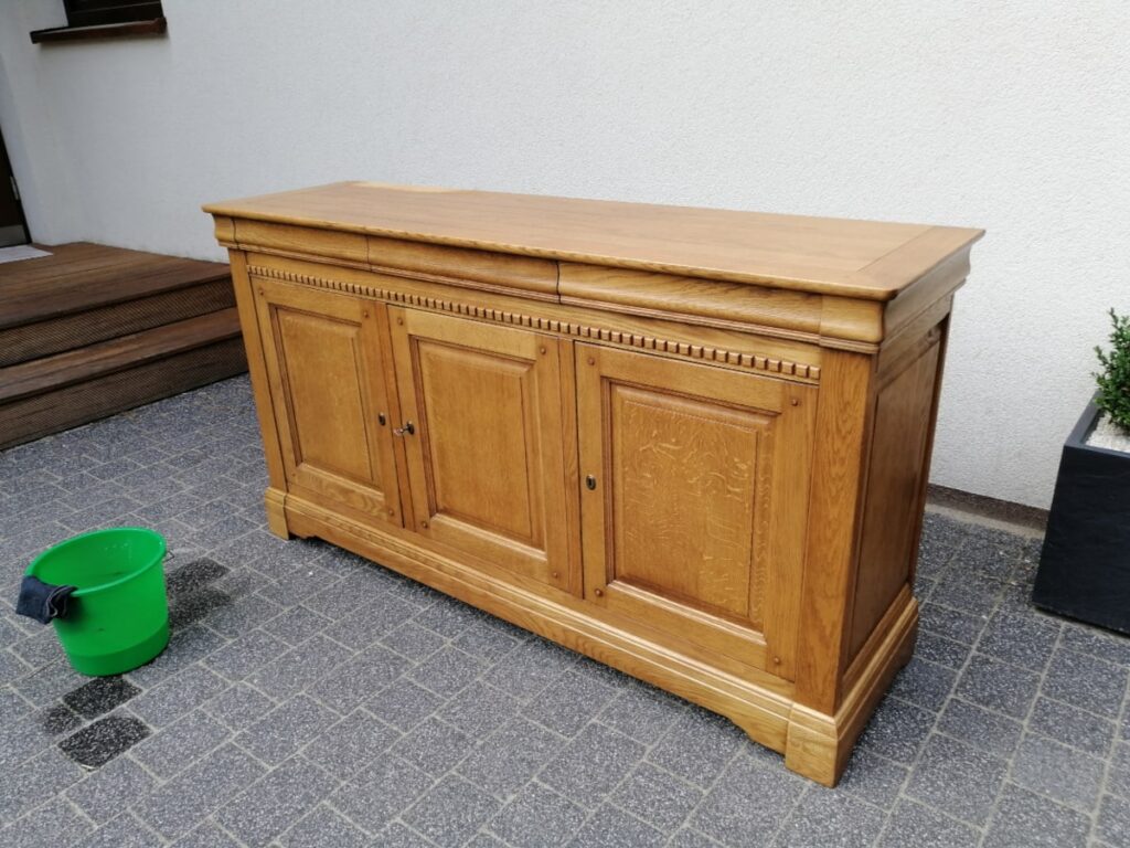 jak pomalować lakierowane drewno?