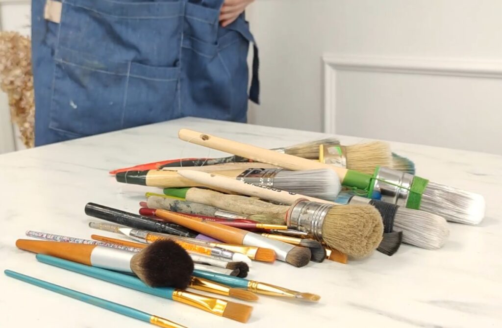 narzędzia do malowania mebli pędzle