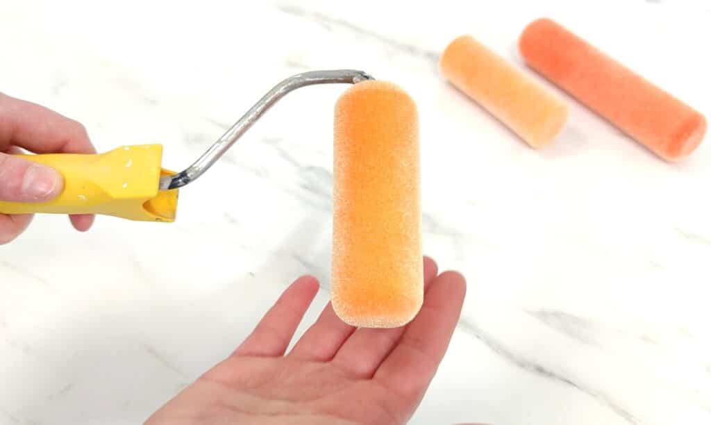 wałek do malowania lakierowanych mebli